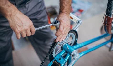 How to Fix Loose Bike Chain: Exploring the Art of Mechanical Balance and Creative Problem-Solving